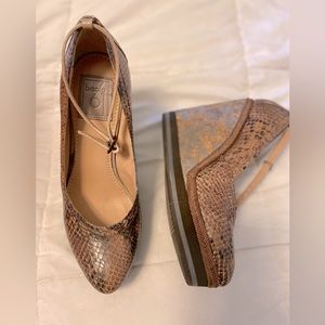 BACIO 61 Leather Snake Grotto Cork Wedges Women’s size 8 like new
